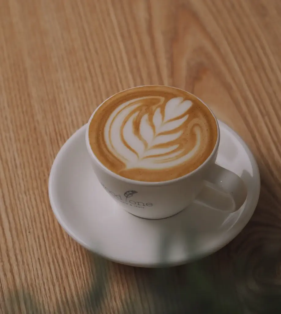 Cappuccino mit Mit einem Shot Espresso und Minor Figures Barista