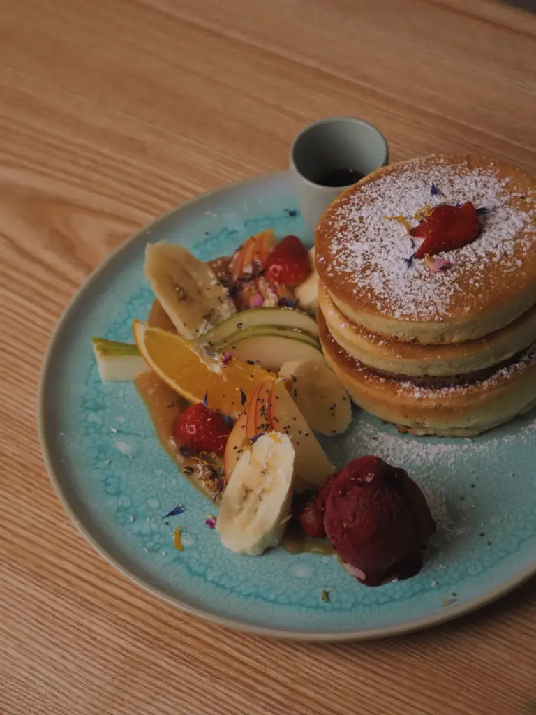 Gestapelte Pfannkuchen mit Zwei Pfannkuchen, Apfelmus, Ahornsirup, Früchte & Vanilleeis