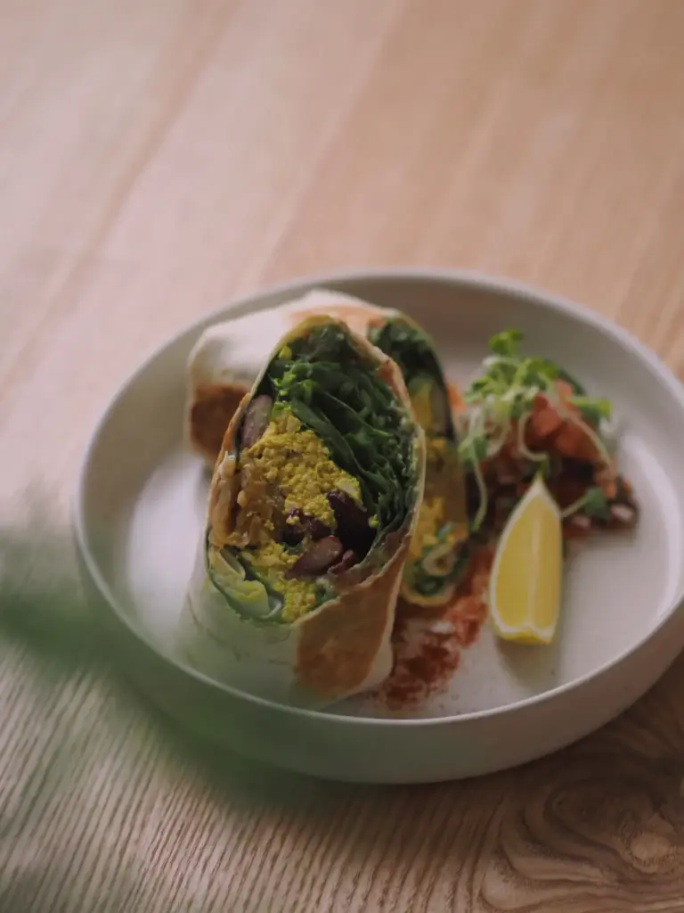 Frühstückswrap mit Spinat, Rühreitofu, gegrillte Zwiebeln, Bohnen & Guacamole mit Pico de Gallo - leicht scharf