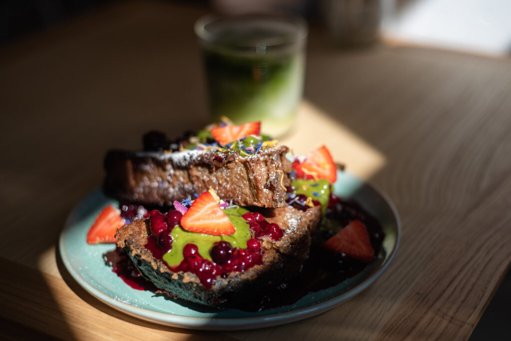 Pistazien-Matcha French Toast mit Sauerteigbrot, Beerenkompott, Pistazien-Matcha Creme, Ahornsirup