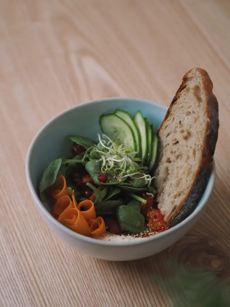 Hummusschüssel mit Wechselndes Gemüse & Sauerteigbrot