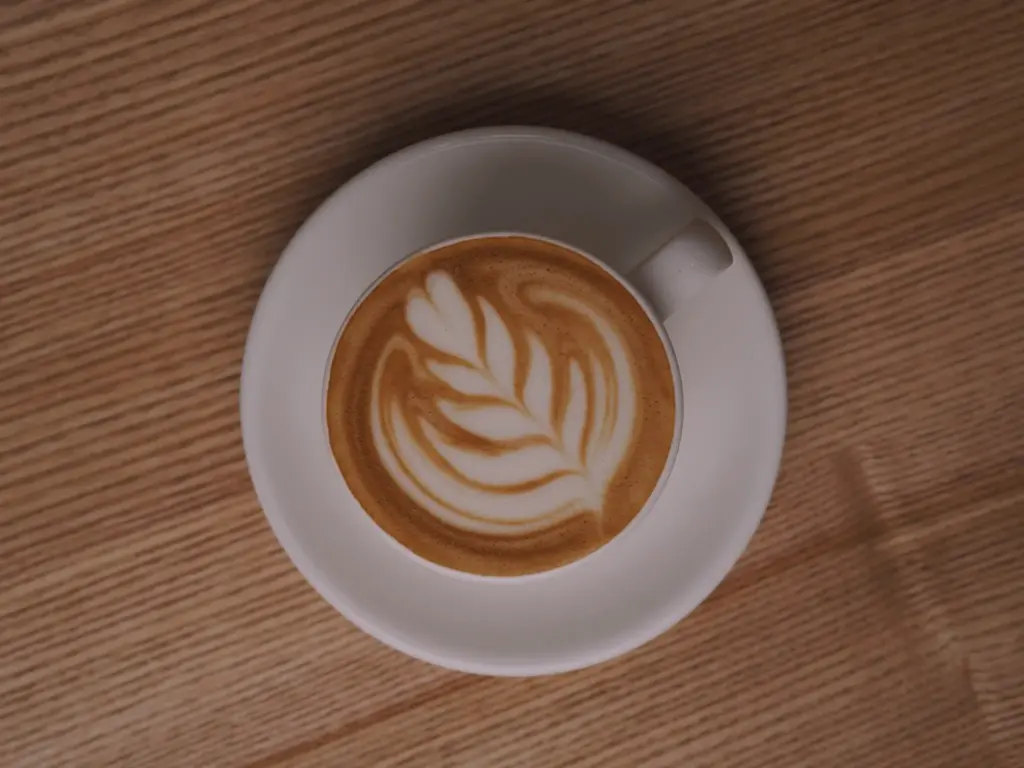 Caffé Latte mit Mit Minor Figures Barista