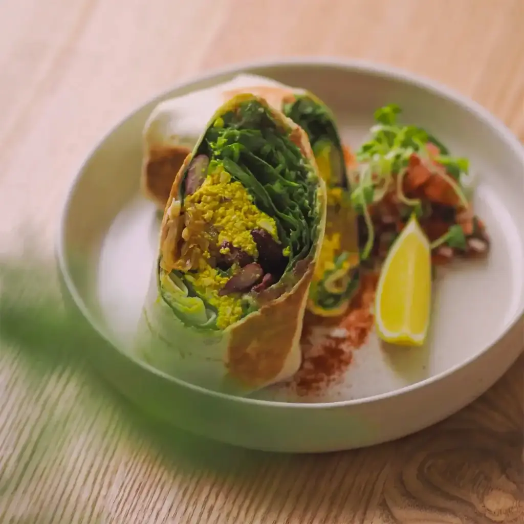 Frühstückswrap mit Spinat, Rühreitofu, gegrillte Zwiebeln, Bohnen & Guacamole mit Pico de Gallo - leicht scharf