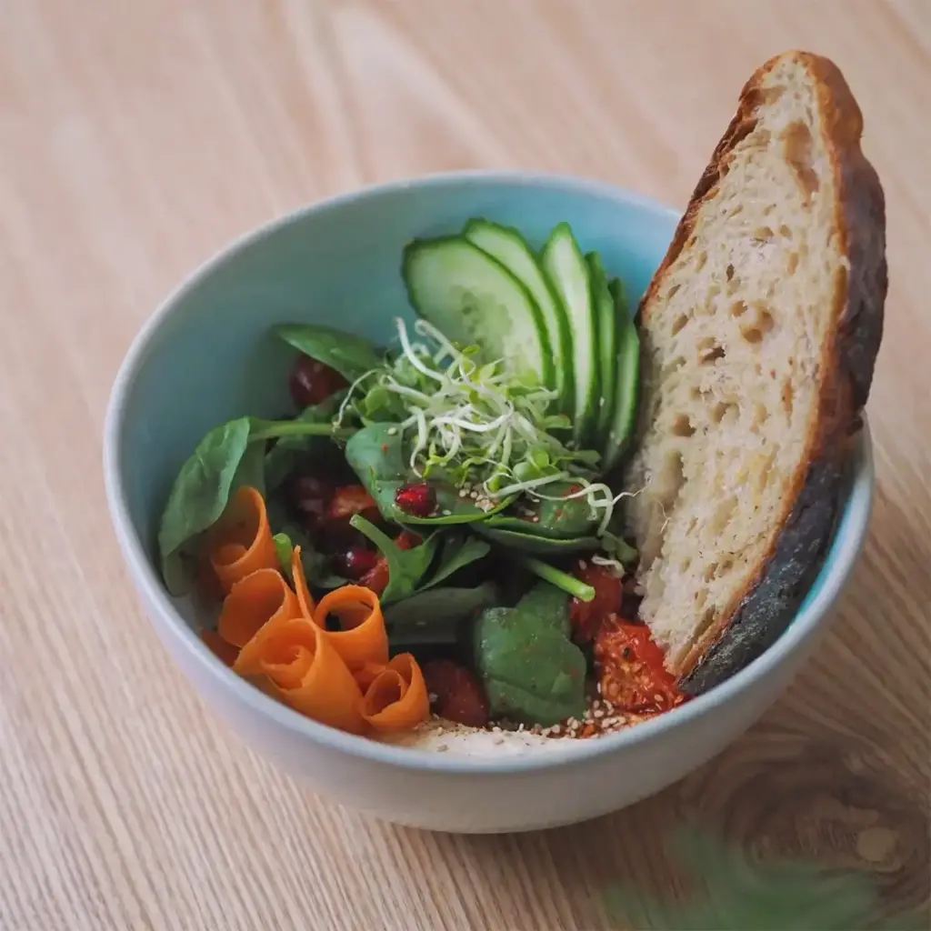 Hummusschüssel mit Wechselndes Gemüse & Sauerteigbrot