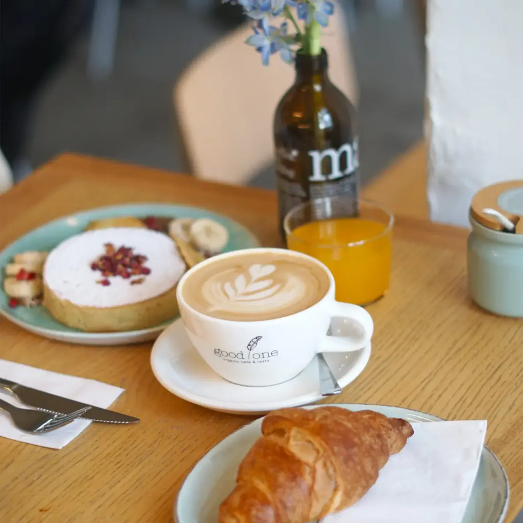 Caffé Latte mit Mit einem Shot Espresso aus eigener Röstung und Hafermilch von Mœlk