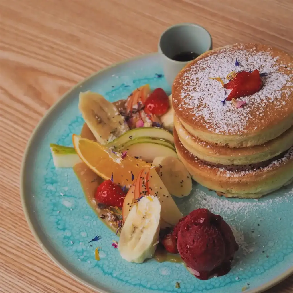 Gestapelte Pfannkuchen mit Zwei Pfannkuchen, Apfelmus, Ahornsirup, Früchte & Vanilleeis
