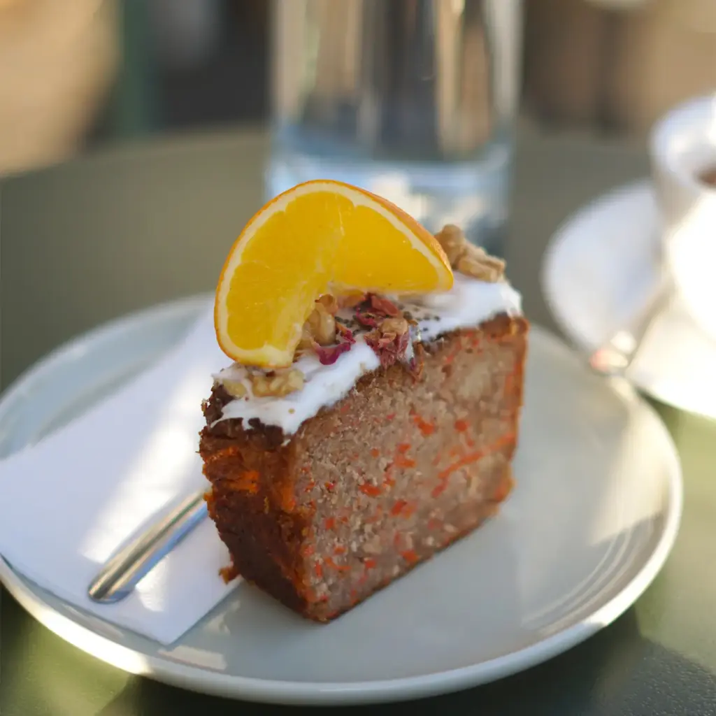 glutenfreier Karottenkuchen mit Saftiger Karottenkuchen auf glutenfreier Basis – fein gewürzt, locker und aromatisch.