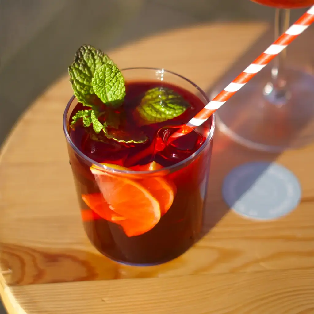 Homemade Eistee mit Hausgemachter Eistee mit roter Frucht – frisch & fruchtig.