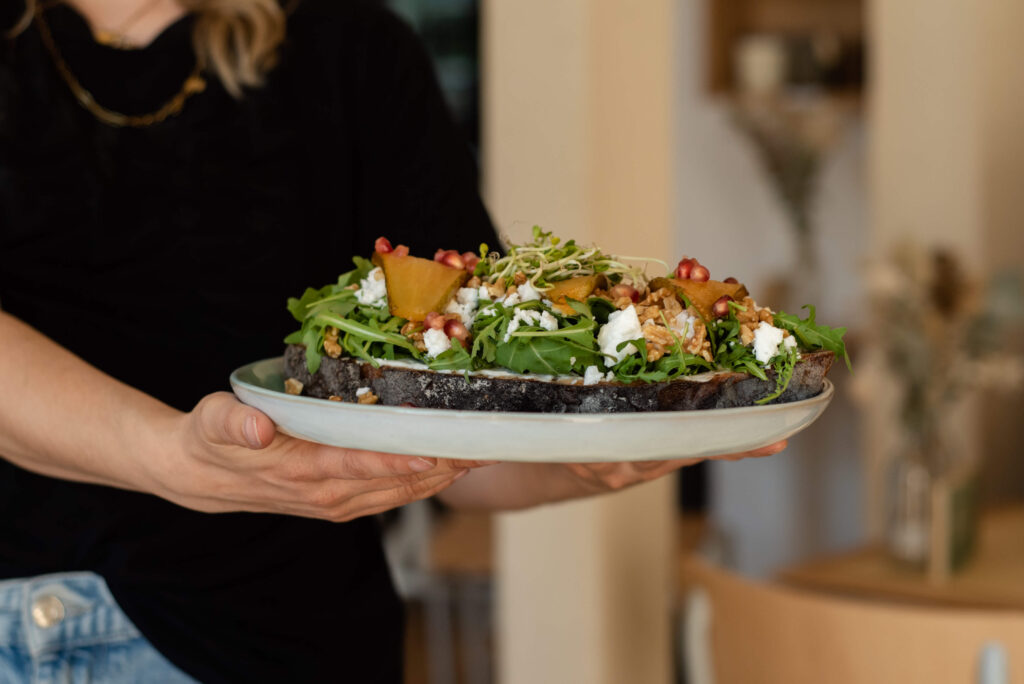 Birnenbrot mit Sauerteigbrot, Frischkäse, Rucola, karamellisierte Birnen, gegrillte Zwiebeln, Fetakäse, Walnüsse & Granatapfel