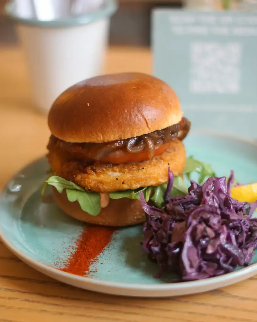 „Chicken“ Burger mit Brioche, Burger-Sauce, Rucola, „Chicken"-Patty, Tomate, Chili