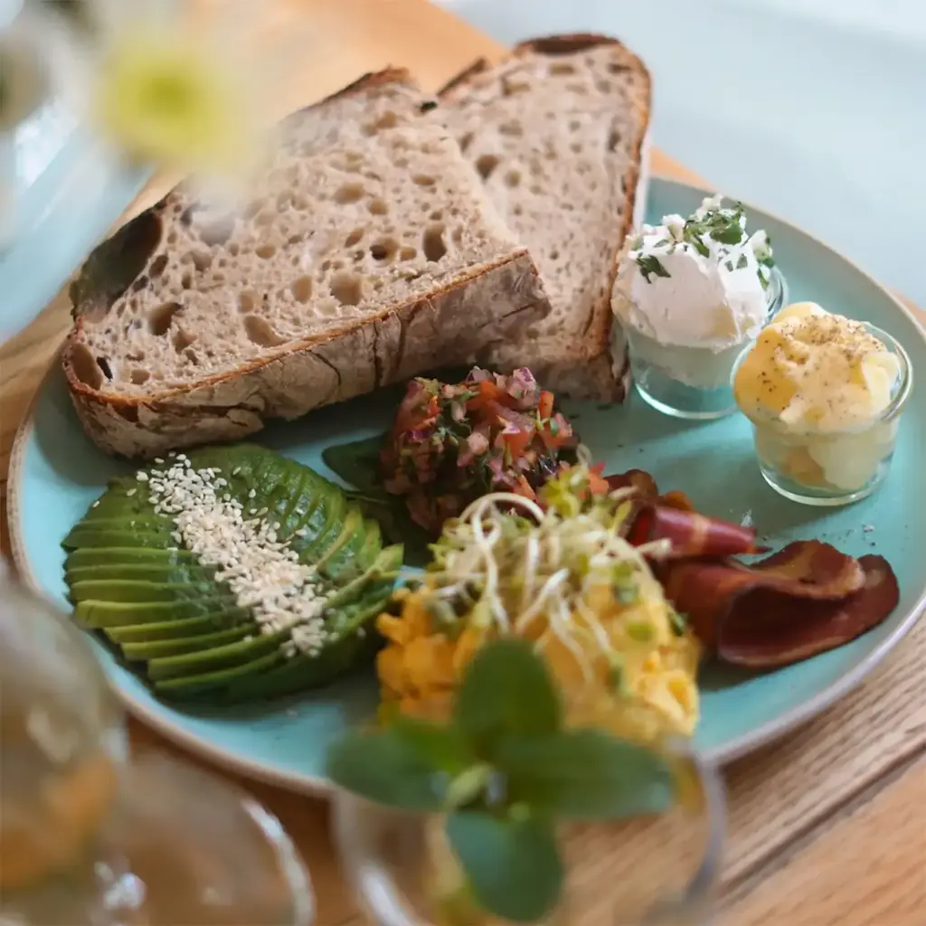 Good One Frühstücksplatte mit Sauerteigbrot, „Rührei", „Bacon", Avocado, "Frischkäse", Spinat