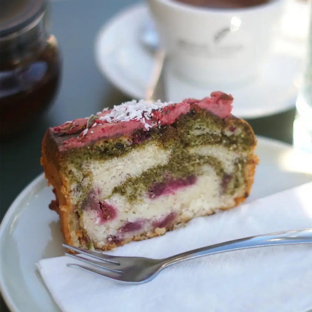 Matcha Cake mit Saftiger Matchakuchen mit einer fruchtigen Beerenfüllung.