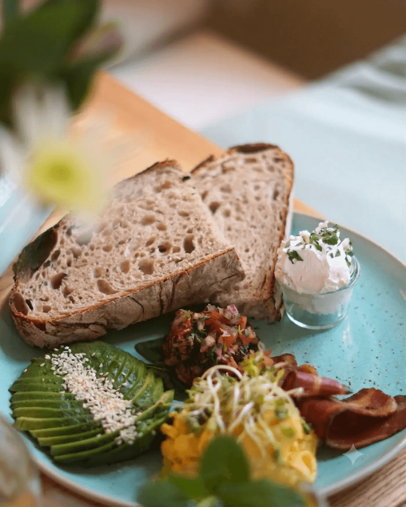 good one breakfast platter mit Sauerteigbrot, „Rührei", „Bacon", Avocado, "Frischkäse", Spinat