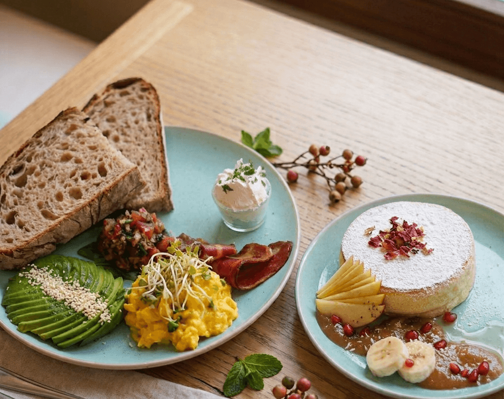 Good One Frühstücksplatte – Deluxe mit Sauerteigbrot, „Rührei", „Bacon", Avocado, "Frischkäse", Spinat + 1 Kids Pancake mit Apfelmus